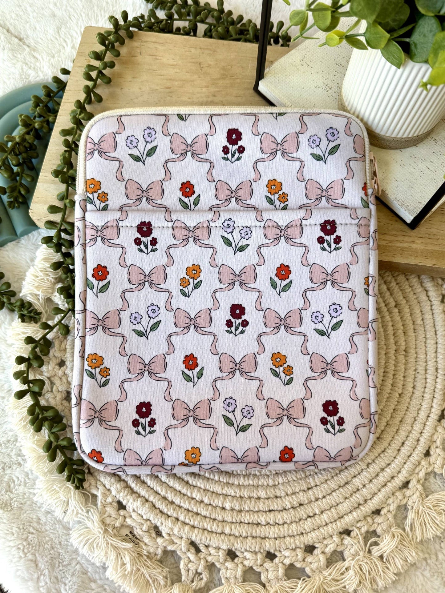 Bows and Flowers Book/Kindle Sleeve