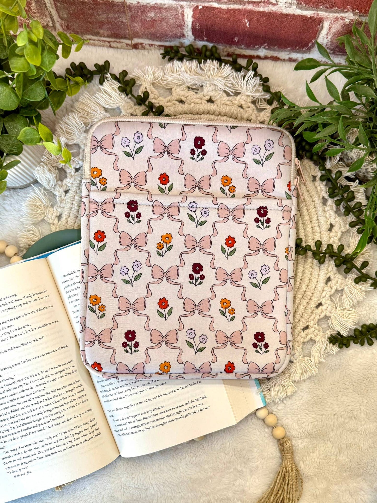 Bows and Flowers Book/Kindle Sleeve