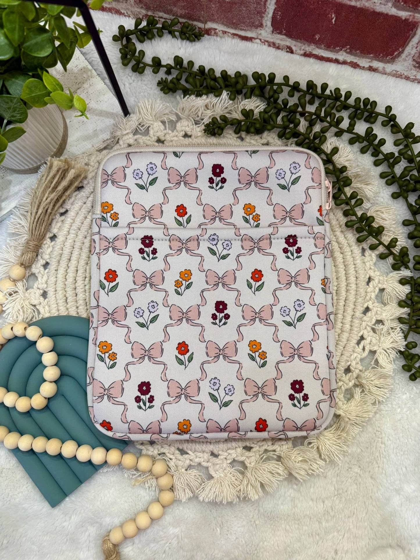 Bows and Flowers Book/Kindle Sleeve